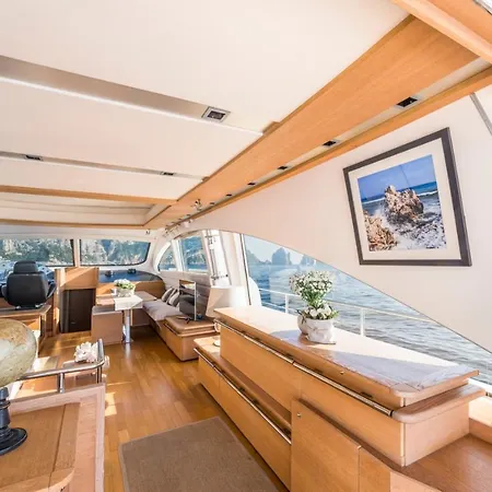 Capasecca Yacht *